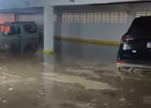 Condomínio de Alto Padrão em Natal tem garagem alagada e carros ficam boiando.