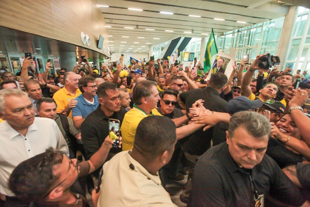  Bolsonaro chega ao RN e é recebido por multidão.